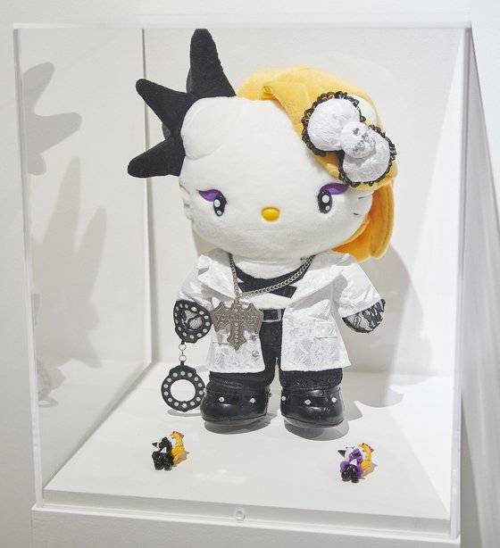 일본 밴드 엑스 재팬의 요시키와 협업한 헬로키티는 노란색으로 머리를 염색하고 보라색 아이라인을 그리고 십자가 목걸이를 차는 등 요시키처럼 꾸민게 특징이다.