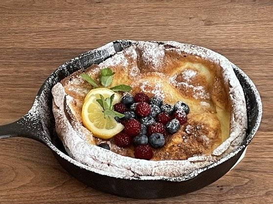 먹음직스러운 비주얼의 더치베이비. 취향에 따라 토핑을 올리면 되는데 레몬즙과 슈가파우더는 필수다. 사진 김희경