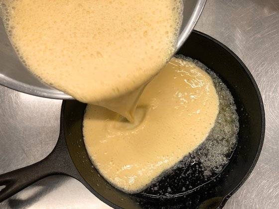 더치베이비의 성패는 폭신한 식감으로, 예열한 팬에 반죽을 붓는 과정을 빠르게 진행해야 한다. 사진 김희경