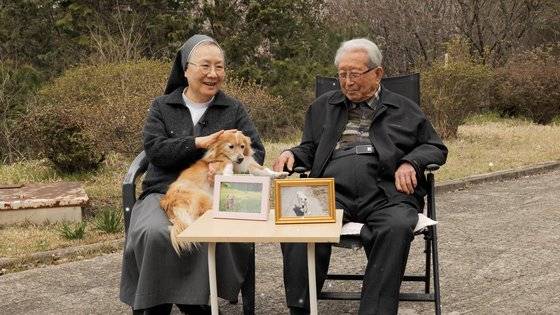지난달 2일 만난 윤공희 대주교(오른쪽)가 엔다 수녀와 반려견 이야기를 하고 있다. 엔다 수녀가 안고 있는 반려견이 노마다. [사진 김한솔 PD]