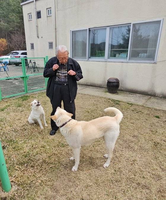 윤공희 대주교가 한라2세와 해피를 돌보고 있다.
