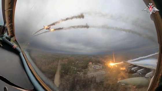 지난 1월 22일 러시아 국방부가 공개한 우크라이나 상공에서 임무 수행 중 로켓을 발사하는 Su-25 전투기. 러시아는 당시 전술 핵무기와 관련된 훈련을 실시할 계획을 밝혔다. AP=연합뉴스