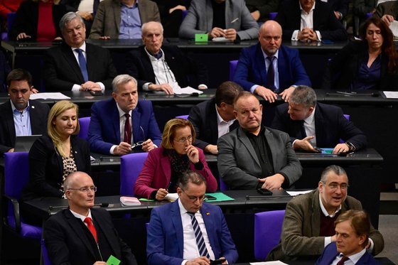 지난달 18일 독일 극우 정당인 독일을 위한 대안(AfD) 소속 의원들이 독일 연방의회(하원)에서 열린 토론회에 참석하고 있다. 이 토론회는 이 정당 간부들이 지난해 11월 오스트리아 극단주의 지도자와의 회동에서 이민자 대량 추방을 논의한 것과 관련해 열렸다. AFP=연합뉴스