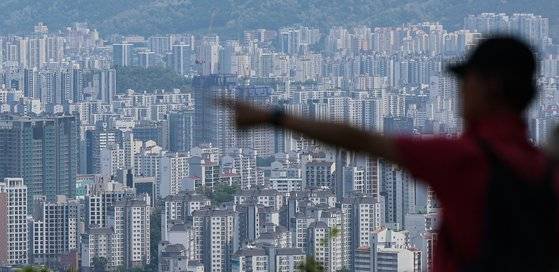 서울 남산에서 바라본 아파트 단지 모습. 뉴스1