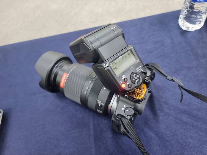 A기자의 취재용 카메라가 지난 9일 엑스코에서 열린 행사 후 대구시 공무원들과 실랑이를 벌이다 넘어지면서 파손돼 있다. A기자 제공