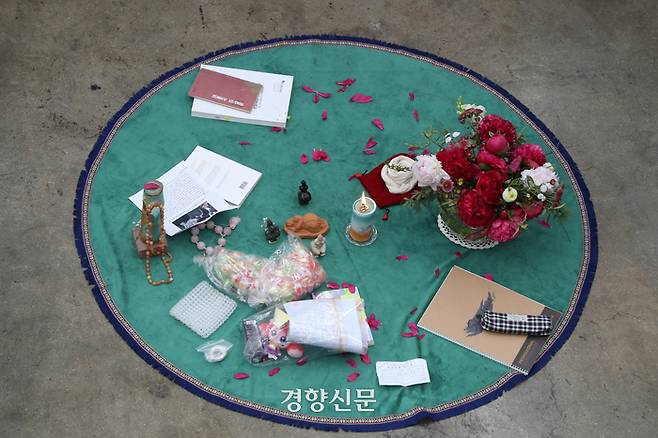 5·18 성폭력 피해자 간담회가 열린 지난달 28일 전남대학교 김남주홀에 참가자들이 가져온 물품이 놓여 있다. 정효진 기자