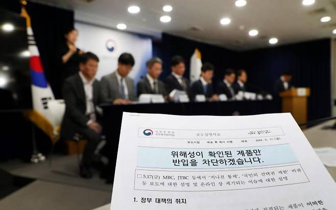 Lee Jung-won, second vice president of the National Security Council, gives a briefing on Sept. 19. By Jeong Jung Yoon