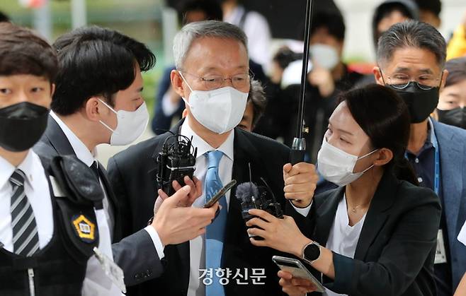 문재인 정부 ‘산업부 블랙리스트’ 사건으로 재판을 받고 있는 백운규 전 산업통상자원부 장관이 수사를 받고 있던 2022년 6월15일 구속 전 피의자 심문(영장실질심사)을 받기 위해 서울동부지법에 들어서고 있다. 김창길기자