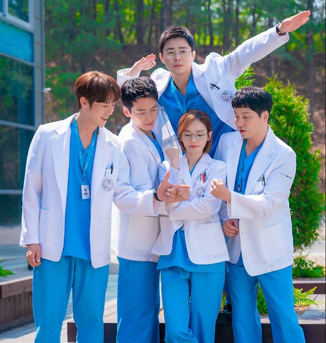 From left: Yoo Yeon-seok, Jung Kyoung-ho, Cho Jung-seok, Jeon Mi-do and Kim Dae-myung star "Hospital Playlist." (tvN)