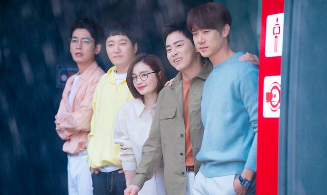 From left: Jung Kyoung-ho, Kim Dae-myung, Jeon Mi-do, Cho Jung-seok and Yoo Yeon-seok star in the scene of "Hospital Playlist." (tvN)