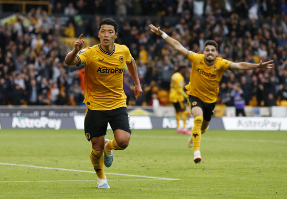 Wolverhampton Wanderers' Hwang Hee-chan, left, celebrates scoring a goal against Manchester City at Molineux Stadium in Wolverhampton, England on Sept. 30. [REUTERS/YONHAP]