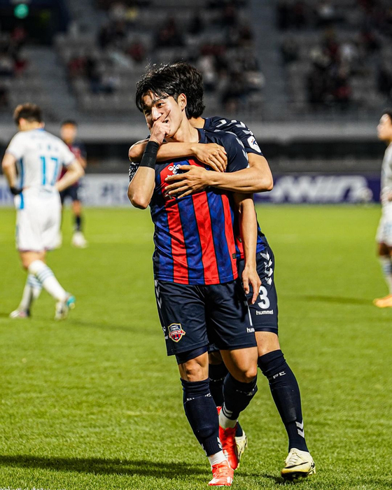 Suwon FC's Jeong Seung-won, front, celebrates scoring a goal during a K League 1 match against the Pohang Steelers at Suwon Sports Complex in Suwon, Gyeonggi in a photo shared on Suwon's official Instagram account on Sunday. [SCREEN CAPTURE]