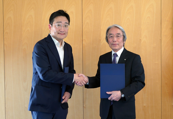 Park Jun-seo, head of SLL JoongAng's production division, left, and TV Asahi 's Vice President Toru Takeda signed a memorandum of understanding on Monday to collaborate on the development and production of content business. [SLL JOONGANG]