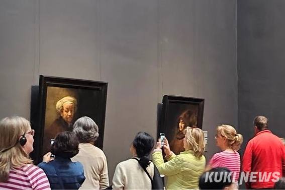 암스테르담 국립미술관에 들어서면 전시된 첫 작품이 바로 이 두 작품이다.