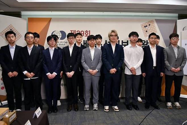 LG배 본선 16강 진출자 전원이 한 자리에 섰다. 한국기원