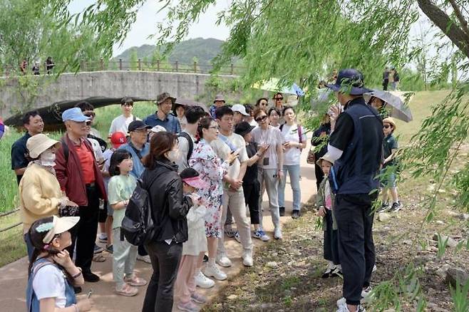 국립세종수목원에서 열린 ‘붓꽃이 피어나는 전기버스 여행’에 참가한 시민들. 한국수목원정원관리원 