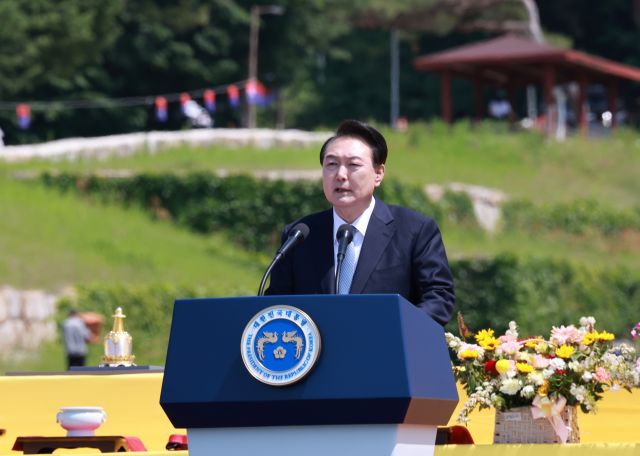 윤석열 대통령이 19일 경기도 양주시 회암사지에서 열린 '회암사 사리 이운 기념 문화축제 및 삼대화상 다례재'에서 축사하고 있다. 연합뉴스