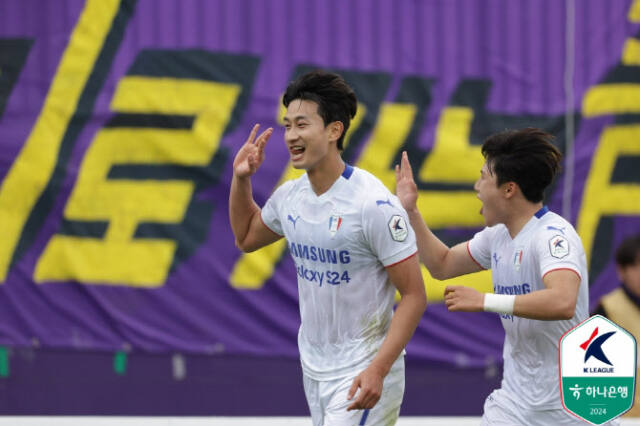 수원 삼성의 3연패 부진 탈출을 위해서는 최근 4경기째 침묵하고 있는 김현(왼쪽)의 득점포 재가동이 필요하다. 한국프로축구연맹 제공