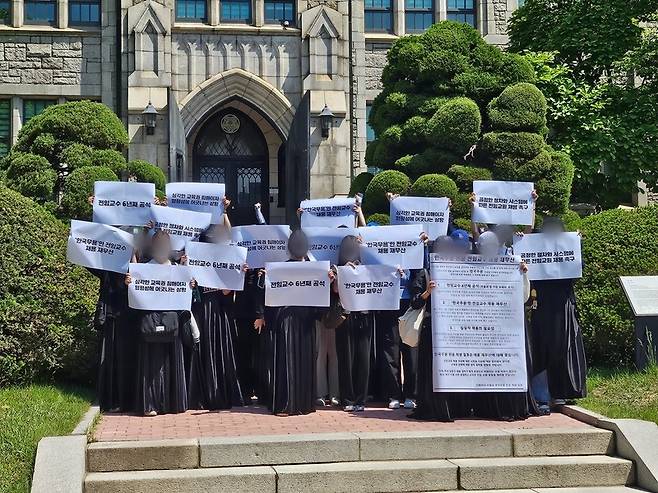 캠퍼스에서 손팻말과 대자보를 들고 항의하는 이화여대 무용과 학생들 / 사진=연합뉴스(독자 제공). 재판매 및 DB 금지