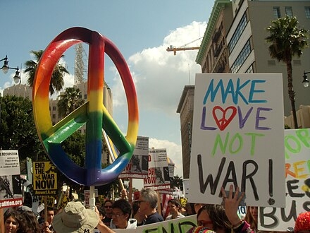 2008년 이라크 전쟁에 반대하는 미국인들이 68년 혁명 당시 구호를 외치고 있다. [사진출처=다니엘 부마]