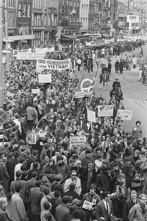 1968년 4월 네덜란드 암스테르담에서 열린 베트남 전쟁 반대 시위. 다양한 단체의 사람들이 ‘반전’의 구호 아래서  각자의 어젠다를 제시했다. [사진출처=Erick Koch]