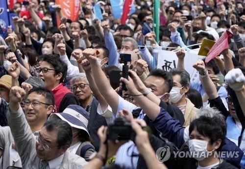 지난해 노동절을 앞두고 집회에 모인 일본 노조원들. [EPA 연합뉴스]