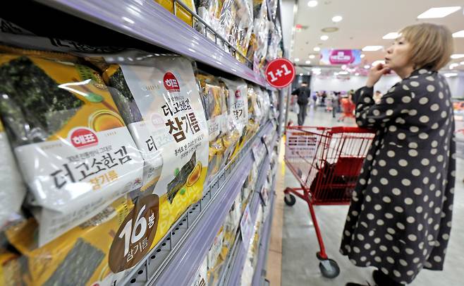 서울의 한 대형마트를 찾은 시민이 김을 구매하고 있다./사진-뉴스1