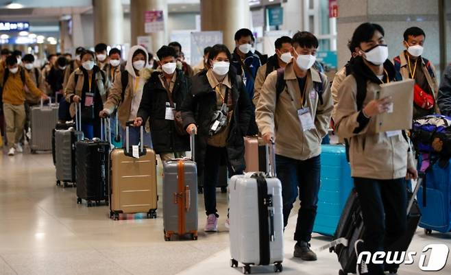 인천국제공항 1터미널에서 태국에서 국내로 입국한 외국인 노동자들이 버스를 타기 위해 이동하고 있다 /사진=뉴스1