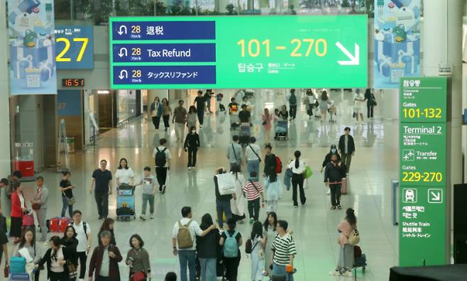 외국인들이 보험업계의 블루오션으로 부각되고 있다. 이달 1일 인천국제공항 면세구역에서 여행객들이 출국을 기다리고 있다. /사진=뉴스1