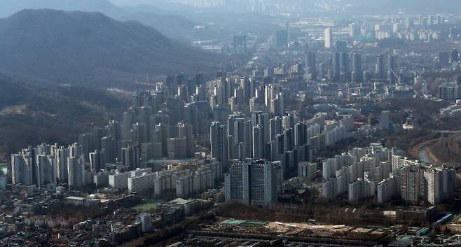 지난 2022년 기준 부동산 임대소득을 신고한 서울 거주자는 35만9000여명이며 이들의 부동산 임대소득은 총 8조6459억원으로 조사됐다. 사진은 서울시내 한 아파트 밀집 지역. /사진=뉴스1