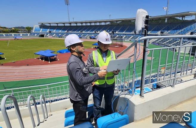 KT 직원들이 목포종합경기장에 구축된 통신 장비를 점검하고 있다/사진=KT전남·북광역본부 제공.