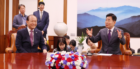 김진표 국회의장과 환담하는 황우여 비상대책위원장 김진표 국회의장(오른쪽)이 20일 오전 국회에서 예방한 국민의힘 황우여 비상대책위원장과 환담하고 있다. 연합뉴스