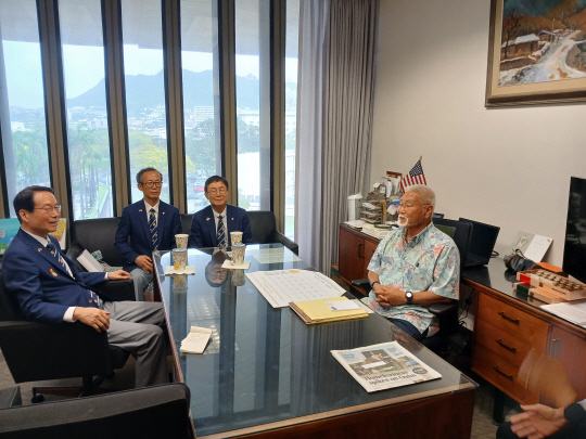신상태(왼쪽) 대한민국재향군인회 회장이 지난 17일(현지시간) 미국 하와이주정부를 방문해 샘 콩(오른쪽) 하와이주 하원의원에게 호놀룰루 한국전 참전비에 동해와 일본해 병행해줄 것을 요청하고 있다. 향군 제공