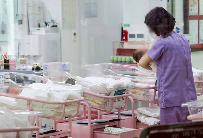분기 출산율이 처음으로 0.6명대로 떨어지며 저출산 현상이 이어지고 있는 가운데 지난 3월 28일 오후 서울 시내 한 산후조리원 신생아실에서 간호사 등 관계자가 신생아들을 돌보고 있다.[연합]