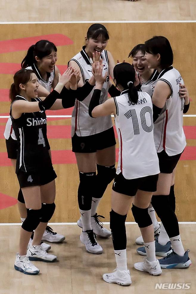 [리우데자네이루=AP/뉴시스] 한국 여자 배구대표팀은 20일(한국시각) 브라질 리우데자네이루 마라카나지뉴 체육관에서 열린 2024 FIVB VNL 태국과의 경기에서 3-1(25-19 23-25 25-16 25-17)로 승리했다. 사진은 지난 14일 중국전에 나선 한국 대표팀.