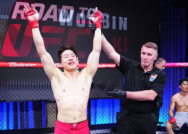 [서울=뉴시스] 기원빈은 19일 중국 UFC 퍼포먼스 인스티튜트(PI) 상하이에서 열린 'ROAD TO UFC 시즌3: 에피소드 3 & 4' 논토너먼트 라이트급(70.1㎏) 사이카 다츠야(일본)와의 경기에서 승리했다. (사진=UFC 제공) *재판매 및 DB 금지