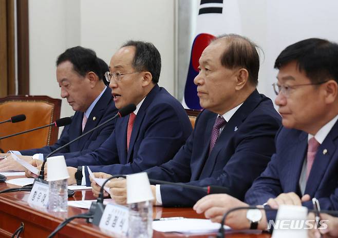 [서울=뉴시스] 고승민 기자 = 추경호 국민의힘 원내대표가 20일 서울 여의도 국회에서 열린 국민의힘 제3차 비상대책위원회의에서 발언하고 있다. 2024.05.20. kkssmm99@newsis.com