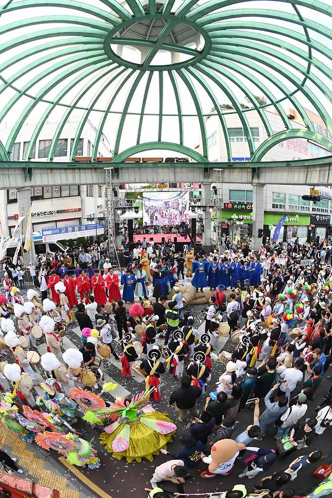 [울산=뉴시스] 울산시 중구 성남동 시계탑사거리에서 '2023 태화강마두희축제' 마두희 큰줄당기기 행사가 열리고 있다. (사진=뉴시스 DB). photo@newsis.com *재판매 및 DB 금지