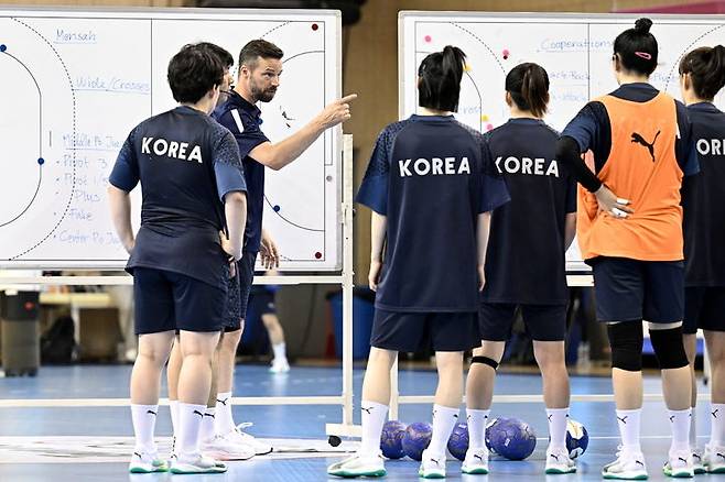 [서울=뉴시스] 20일 진천선수촌에서 진행된 미디어데이 공개 훈련에서 세션 설명을 듣는 여자 핸드볼 대표팀 선수들. (사진=대한핸드볼협회 제공) *재판매 및 DB 금지