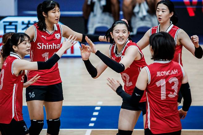 한국 여자배구 대표팀 선수들. 국제배구연맹 홈페이지 캡처