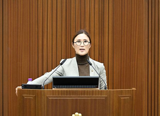 20일 열린 세종시의회 제89회 정례회 1차 본회의에서 더불어민주당 김현미 의원이 긴급현안질문에 나섰다. 세종시의회 제공