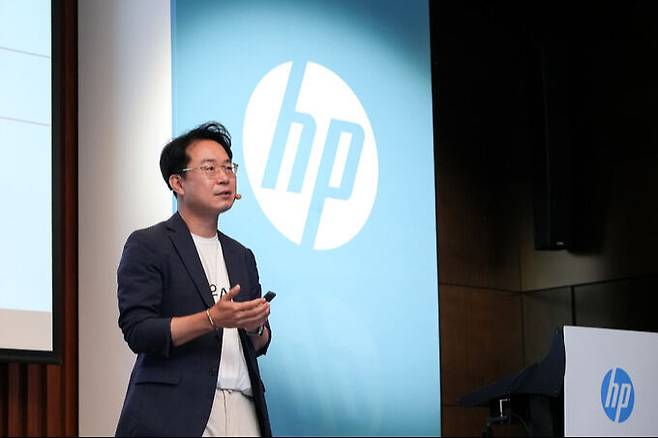 HP코리아 소병홍 전무가 지난달 30일 서울 영등포구 콘레드 서울에서 열린 ‘HP AI PC 신제품 기자간담회’에서 AI PC의 중요성을 설명하고 있다.HP코리아 제공