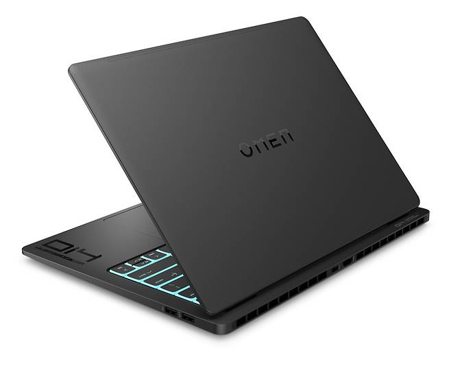 HP코리아가 지난달 30일 서울 영등포구 콘레드 서울에서 공개한&nbsp;‘오멘 14 슬림’. &nbsp;HP코리아 제공&nbsp;