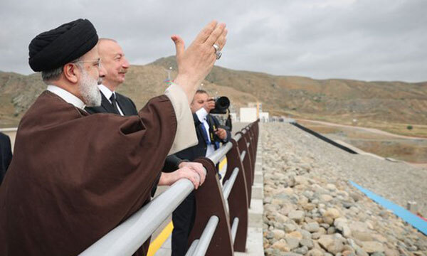 에브라힘 라이시 이란 대통령이 9일(현지시간) 이란 북부 동아제르바이잔주를 방문해 아라스 강에 지어진 댐을 바라보고 있다. AFP=연합뉴스