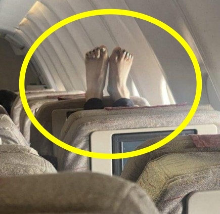 제주행 비행기에 탑승한 승객이 앞 좌석에 맨발을 올리고 있는 모습/출처=온라인 커뮤니티 ‘보배드림’ 갈무리