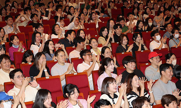 오은영 박사의 강연을 포스코 임직원들이 경청하고 있다.