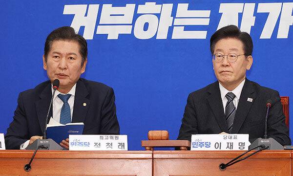 더불어민주당 정청래 최고위원(왼쪽)이 국회에서 열린 최고위원회의에서 발언하고 있다. 연합뉴스