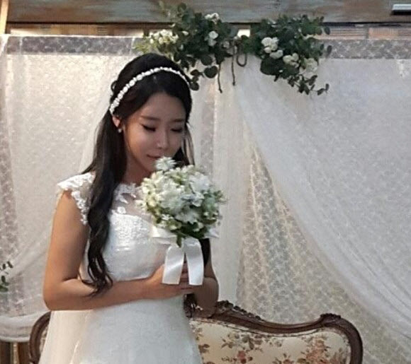 ‘계곡 살인 사건’ 피의자 이은해의 2016년 결혼식 모습. 사진=온라인 커뮤니티 갈무리