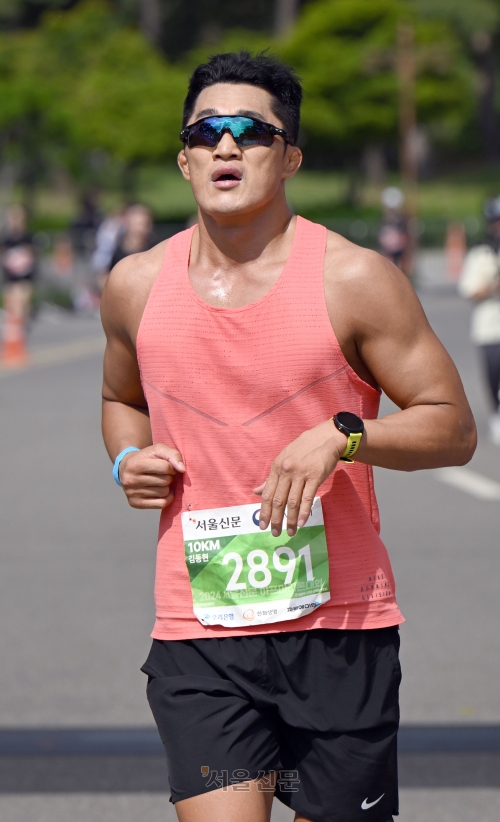 대회에 참가한 전 격투기 선수 김동현(43)씨는 이날 10㎞ 코스를 44분의 기록으로 완주했다. 홍윤기 기자