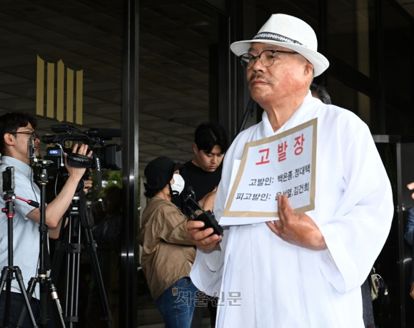 ‘명품 가방 의혹’ 관련 윤석열 대통령과 부인 김건희 여사를 고발한 인터넷 매체 서울의소리 백은종 대표가 20일 오후 고발인 신분으로 조사를 받기 위해 서울 서초구 서울중앙지검에 출석하고 있다. 2024.5.20안주영 전문기자